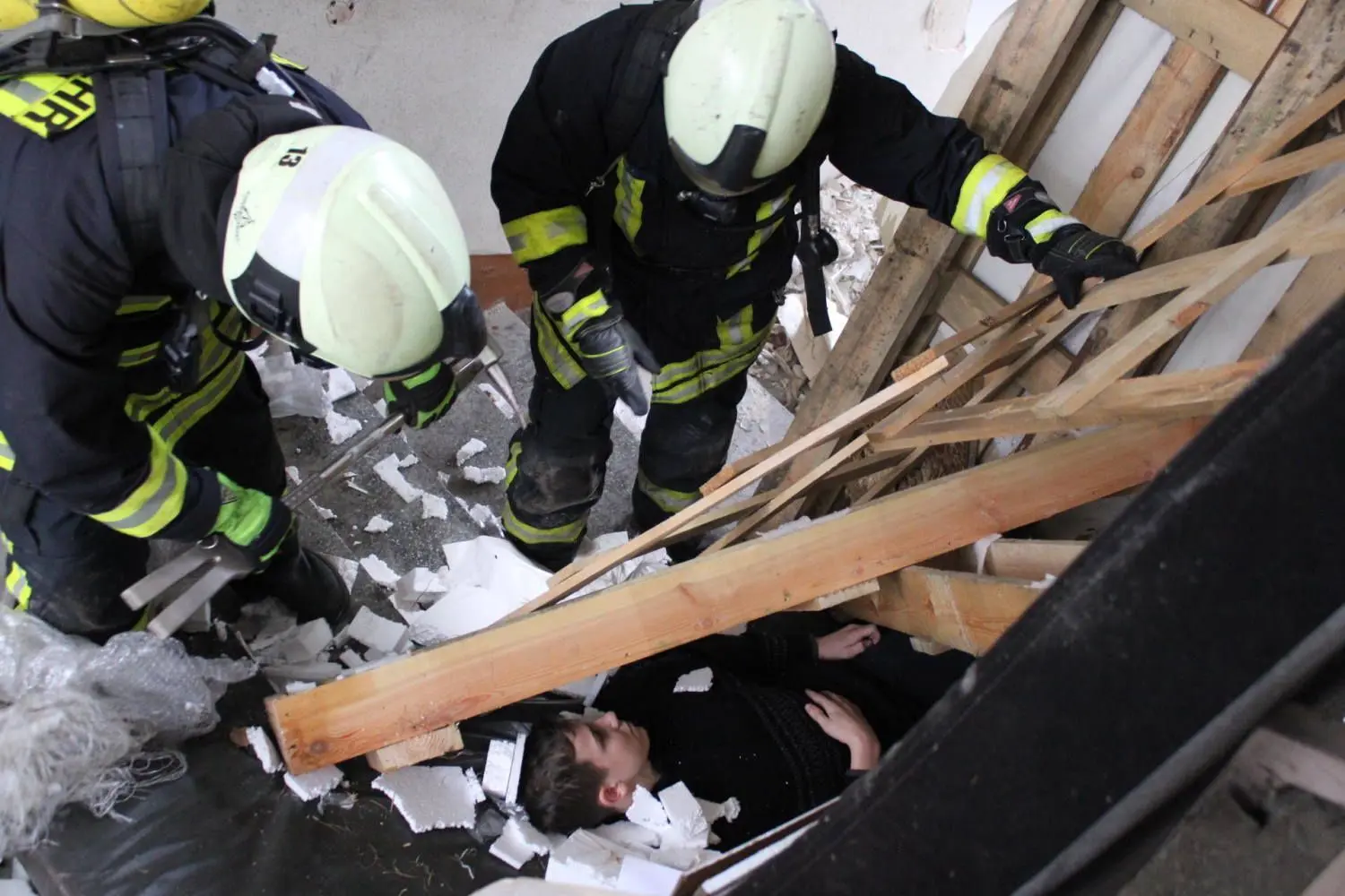 Zum Glück nur eine Übung: Die Feuerwehren aus dem Amt Döbern-Land probten in Friedrichshain mit 150 Kameraden und zahlreichen Statisten den Ernstfall.