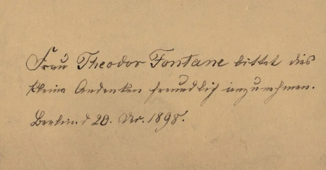 Das Foto hat eine Widmung von Emilie Fontane. Sie lautet: „Frau Theodor Fontane bittet das kleine Geschenk freundlich anzunehmen. Berlin d. 20. Dec. 1898“.