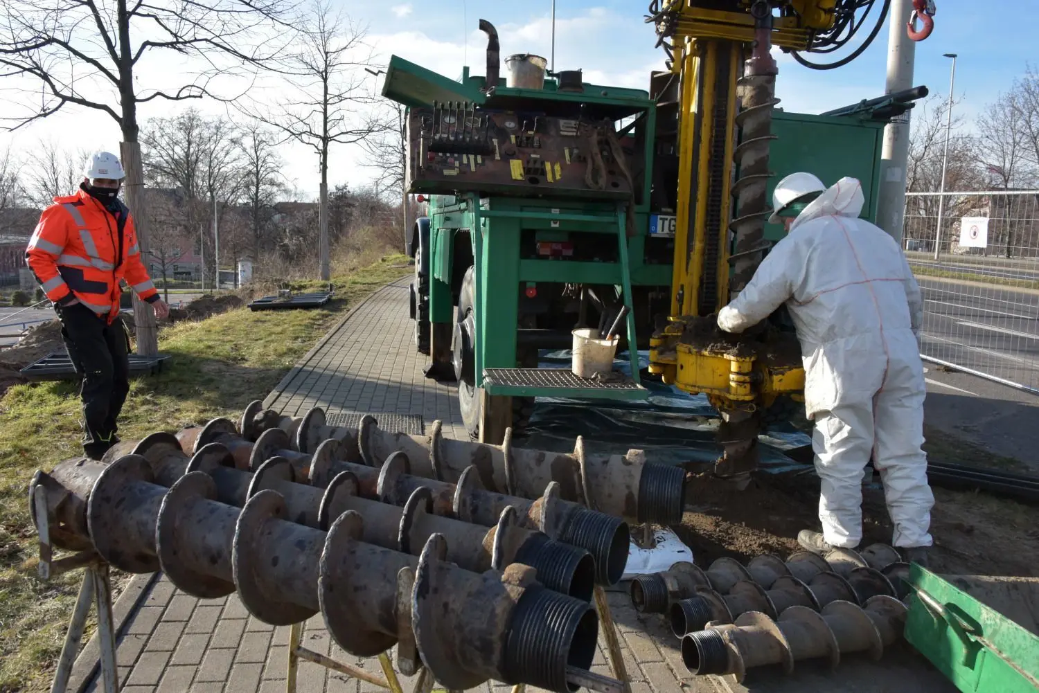 Auf dem Stadtring rückt Thomas Kastmann (l) mit dem Stadtring mit seinem Bohrgerät zu Leibe. Die Bohrungen reichen bis zu 30 Meter in den Untergrund.