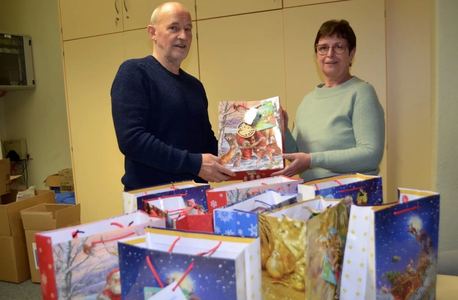 Ulrich Haase überreicht Marion Graßmann eine der Überraschungstüten. Der Freundeskreis für Lübben würdigt damit die Arbeit der Pflegekräfte der Diakonie in der Kreisstadt.