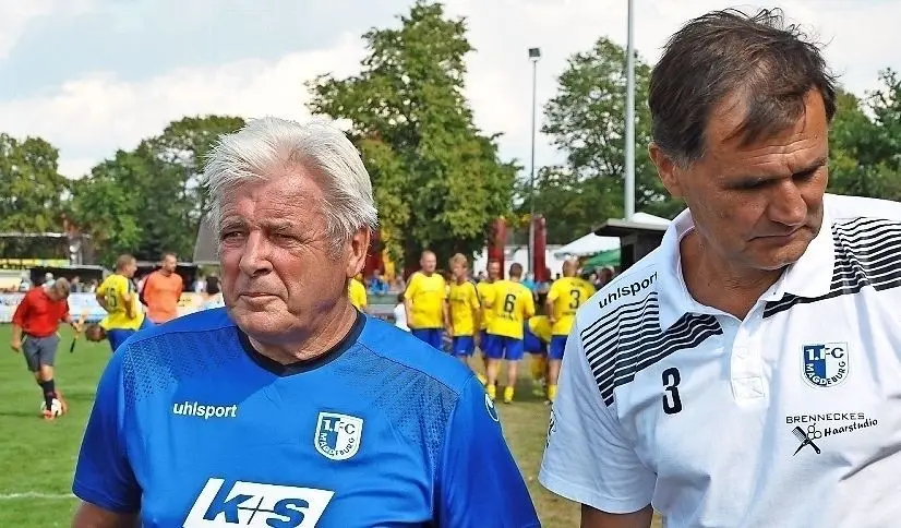 380 Oberligaspiele, 219 davon ununterbrochen, Wolfgang „Paule“ Seguin (l.), hier mit Dirk Stahmann, war in der DDR einer der Fußballgrößen.