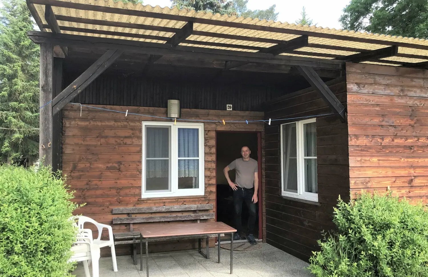 Heiko Fieber vor einem seiner Bungalows in der Ferienanlage „Goldpunkt“ in Körba.