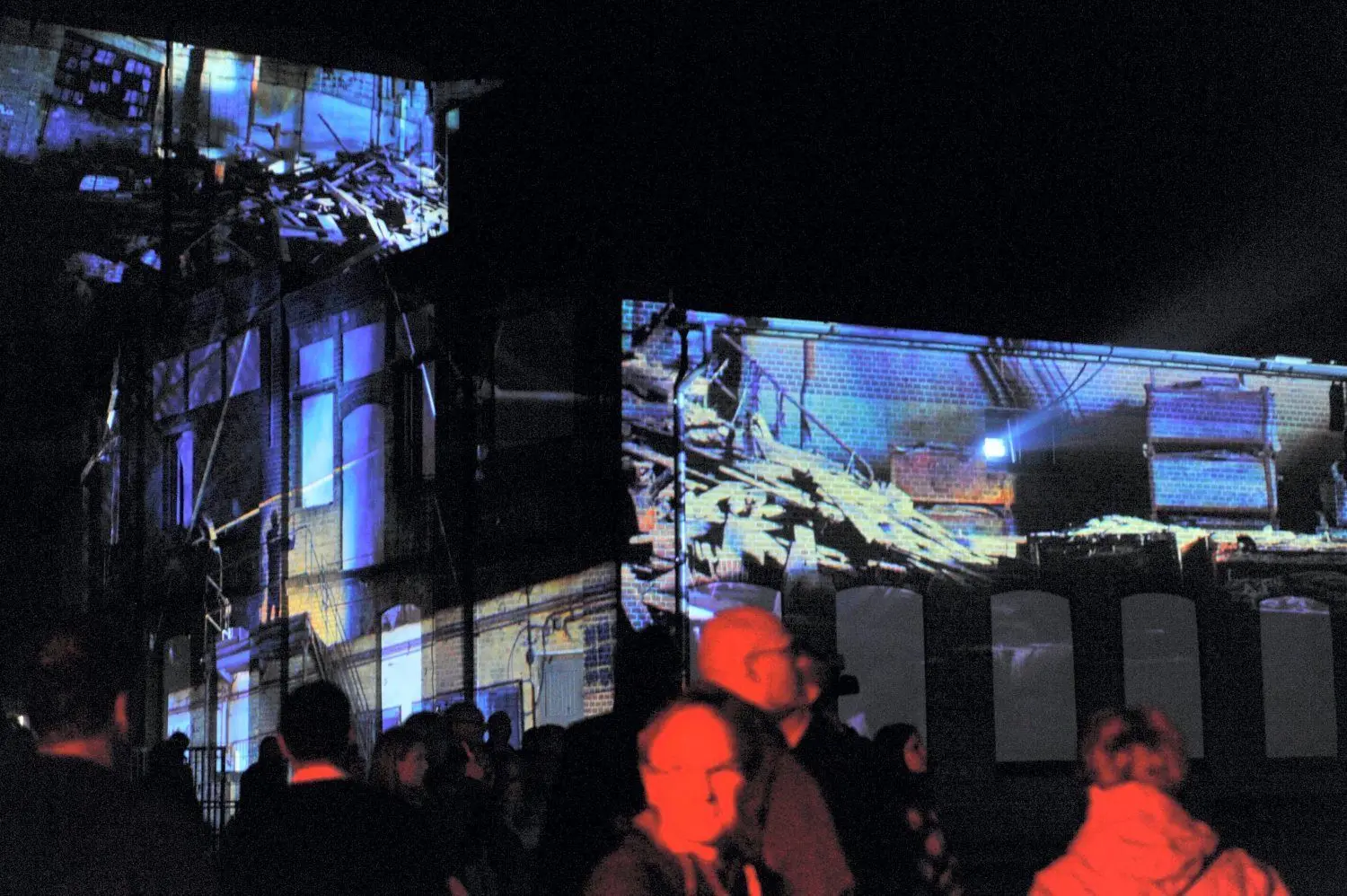 Wenn Details riesengroß werden. Die Videoinstallation läuft.