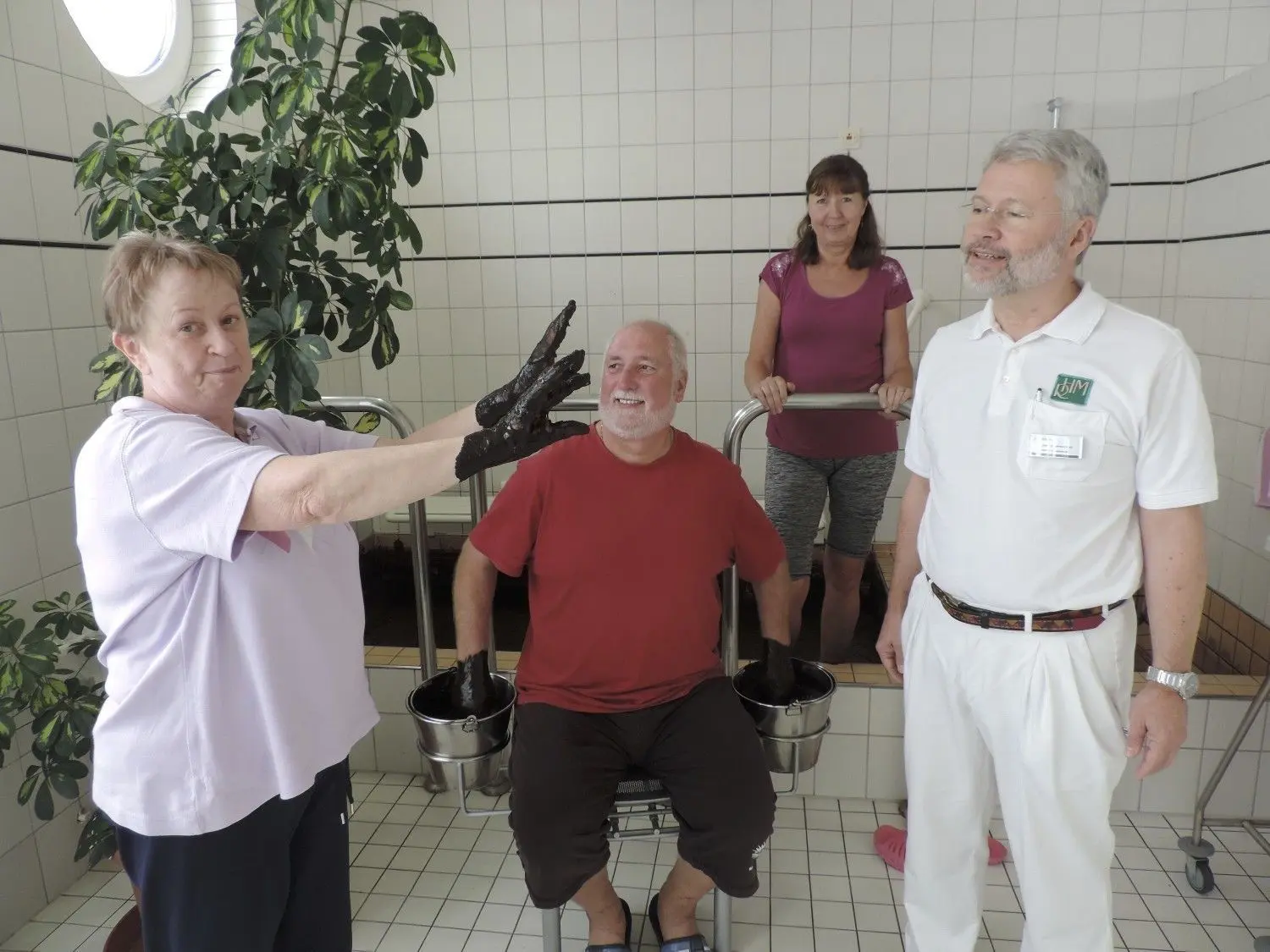 Eine Aufnahme vor der Pandemie: Der Chefarzt der Rheumatologie der Fontana-Klinik, Dr. med. Wolfgang Lehmann-Leo (r.), hier mit Patienten bei Morbehandlungen.