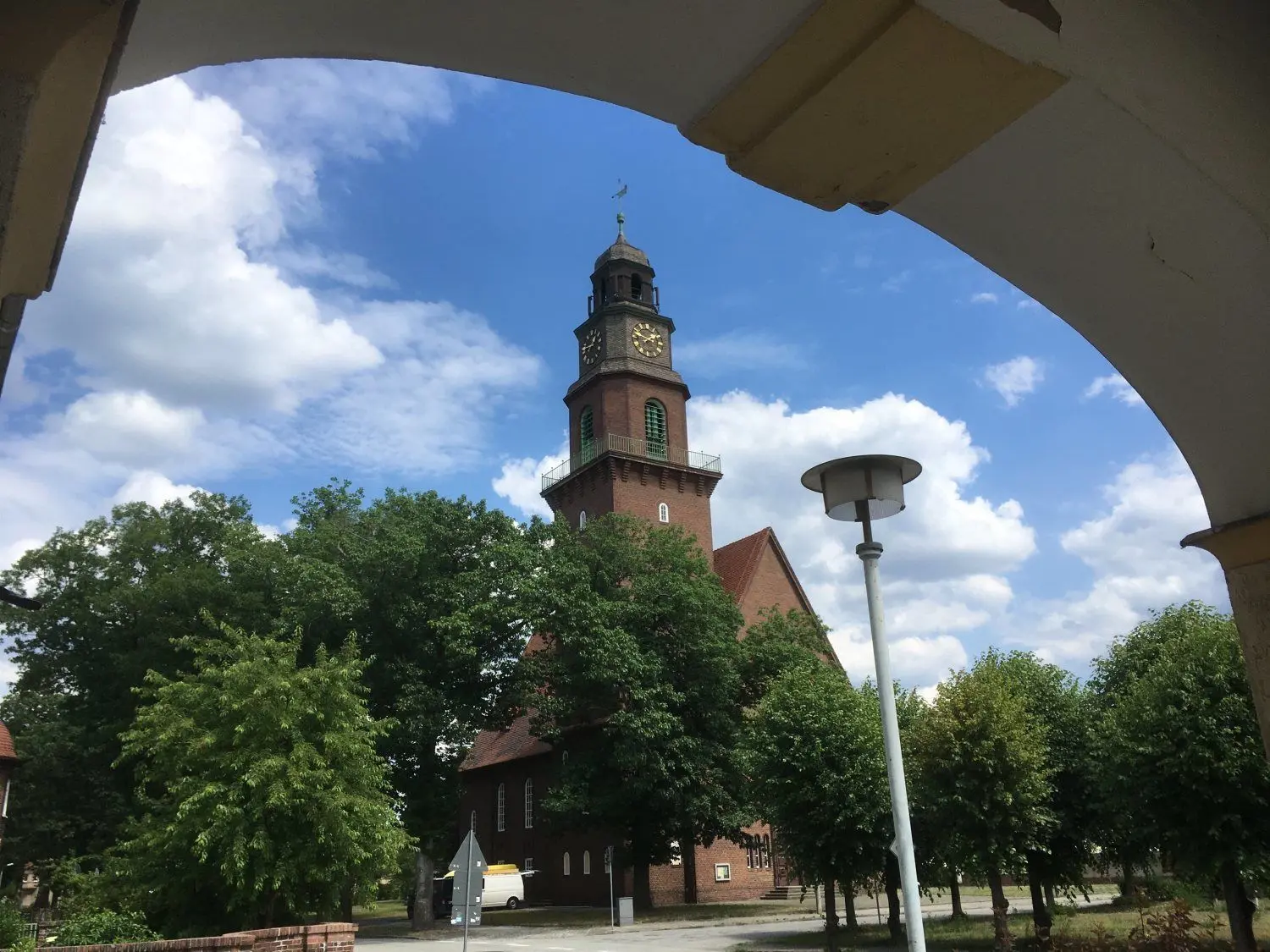 Die Kirche ist ein Teil des Zentrums der Gartenstadt Erika. Dazu gehören auch das Kulturhaus und die Schule, die gerade für den Neustart saniert wird.