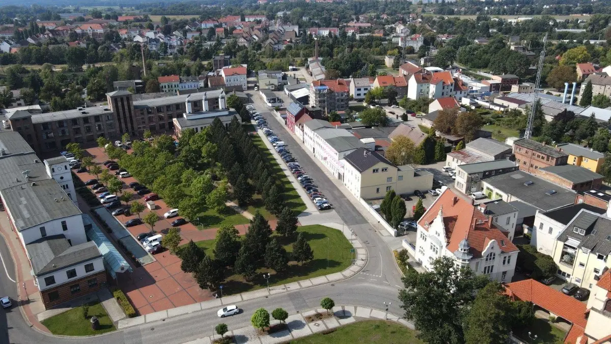 Blick zum Gubener Rathauskomplex. In der Verwaltung wurden jetzt die ersten Auswertungen zur Einwohnerzahl der Stadt zum Ende des Jahres 2021 vorgenommen. (Archivfoto)
Luftaufnahme vom 08.09.2021
Innenstadt Guben/Gubin
Frankfurter Strasse, Platz Am Dreieck, Stadtverwaltung Guben, Berliner Strasse