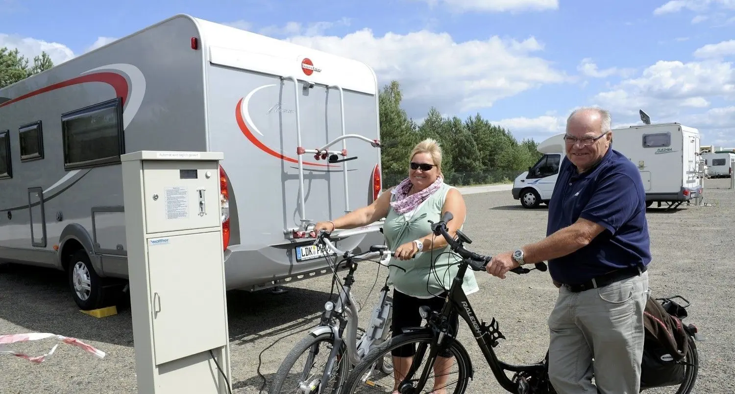 Im „Sternencamp" am Bärwalder See/Boxberg gibt es ein Bereich, wo den Campern Wasserversorgung, elektrische Anschlüsse und Abwasserentsorgung zur Verfügung steht - gegen ein geringes Entgelt.