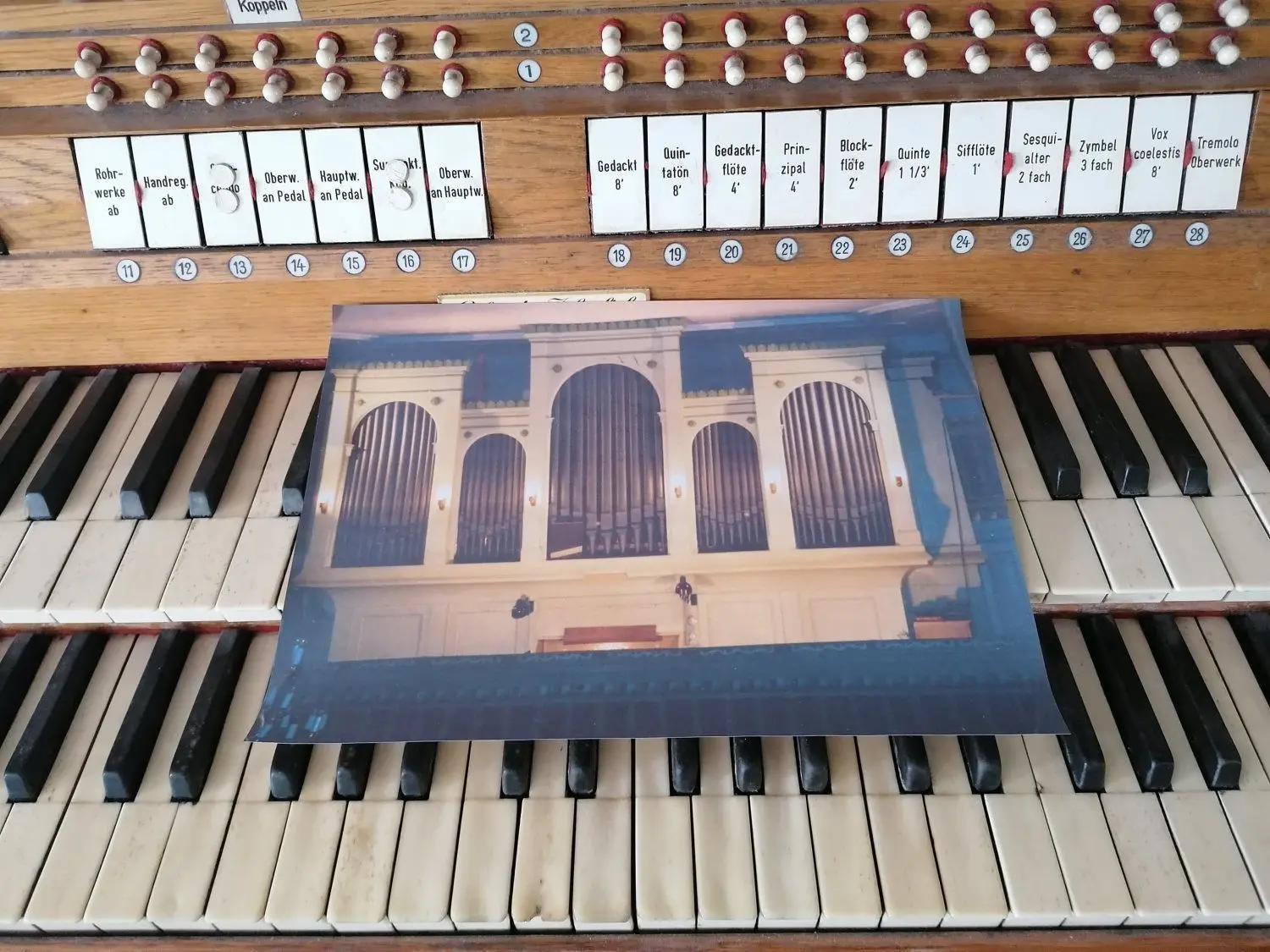 Nur noch ein Foto erinnert an die einst vollständige Orgel. Alle Pfeifen sind ausgebaut worden.