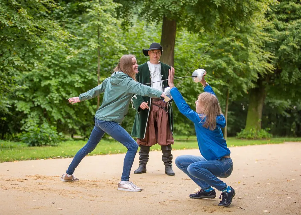 Beinarbeit und richtige Handhabung des Säbels kann man von Sven Richter beim Workshop Theaterfechten erlernen. Der Sport- und Theaterfechtlehrer aus Dresden kommt nun nach Lübbenau.