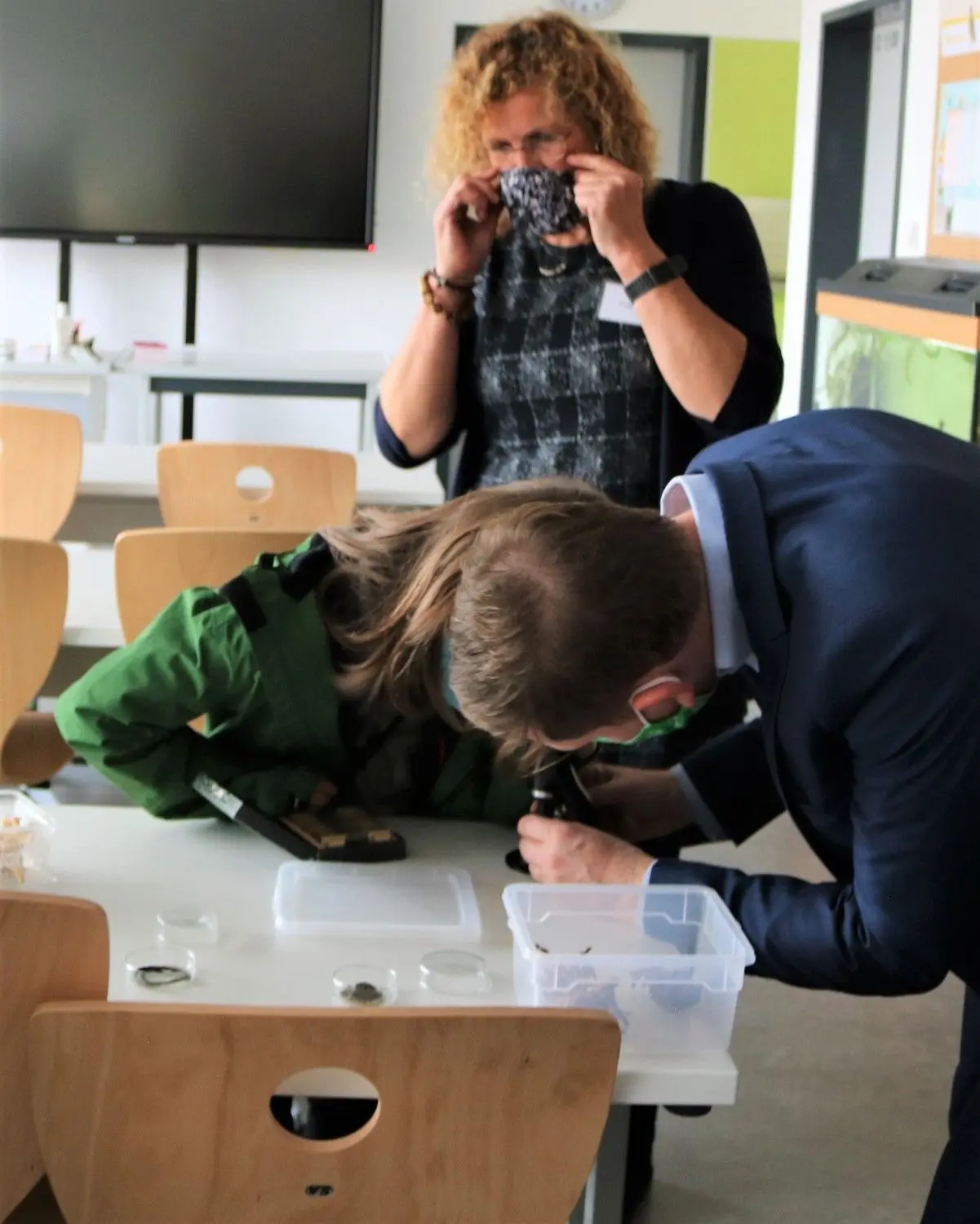 Im Biologie-Kabinett war es Lehrerin Daniela Lysk, die den Gästen keine Antwort schuldig blieb und Interessantes über manches Getier zu berichten wusste. Michael Kretschmer und dessen jüngster Sohn schauten sich Spinnenhaut unter dem Mikroskop an.