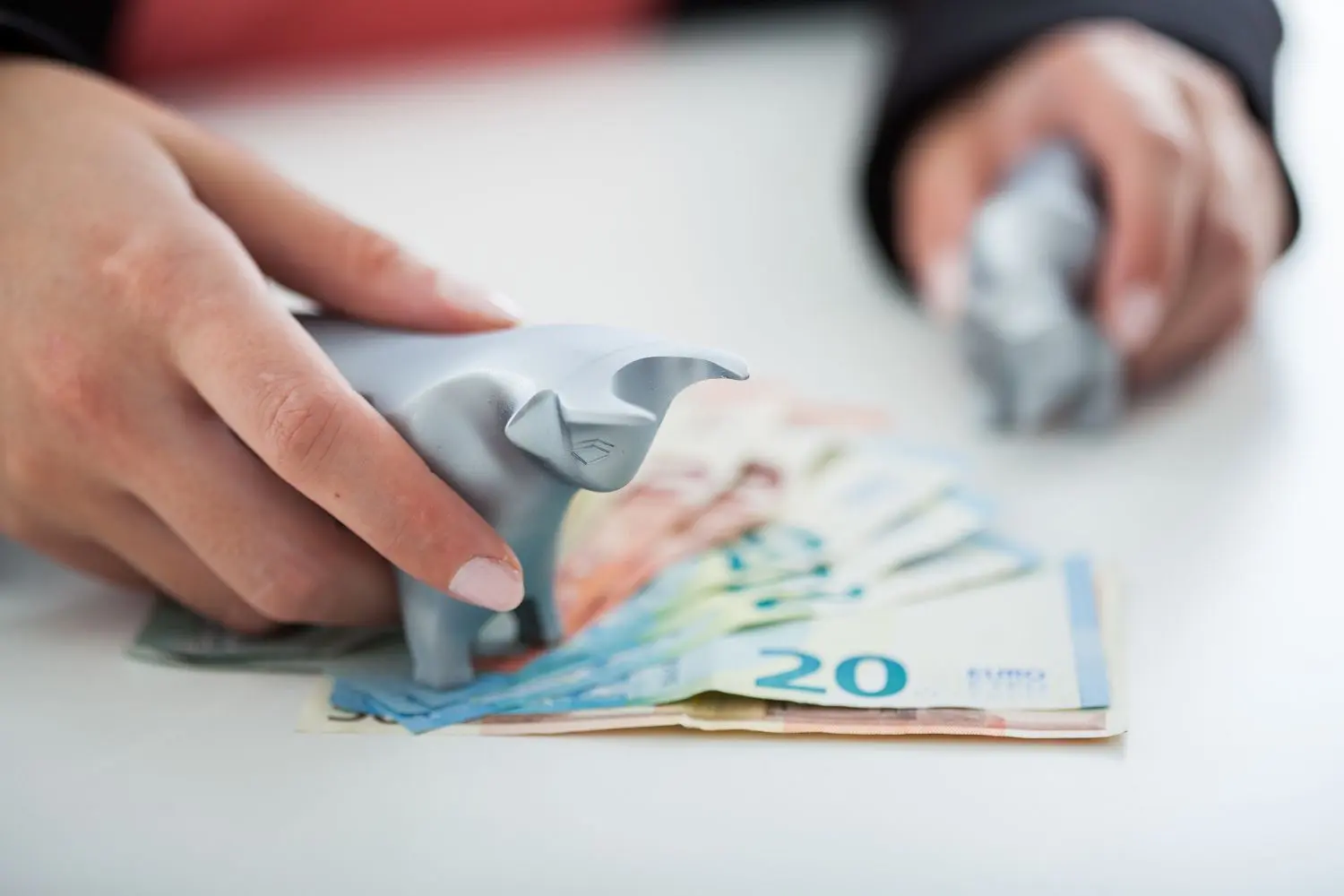Einhellig berichten Banken und Fondsgesellschaften aktuell über erhebliche Mittelzuflüsse in aktienbasierte Anlagen - trotz Corona.