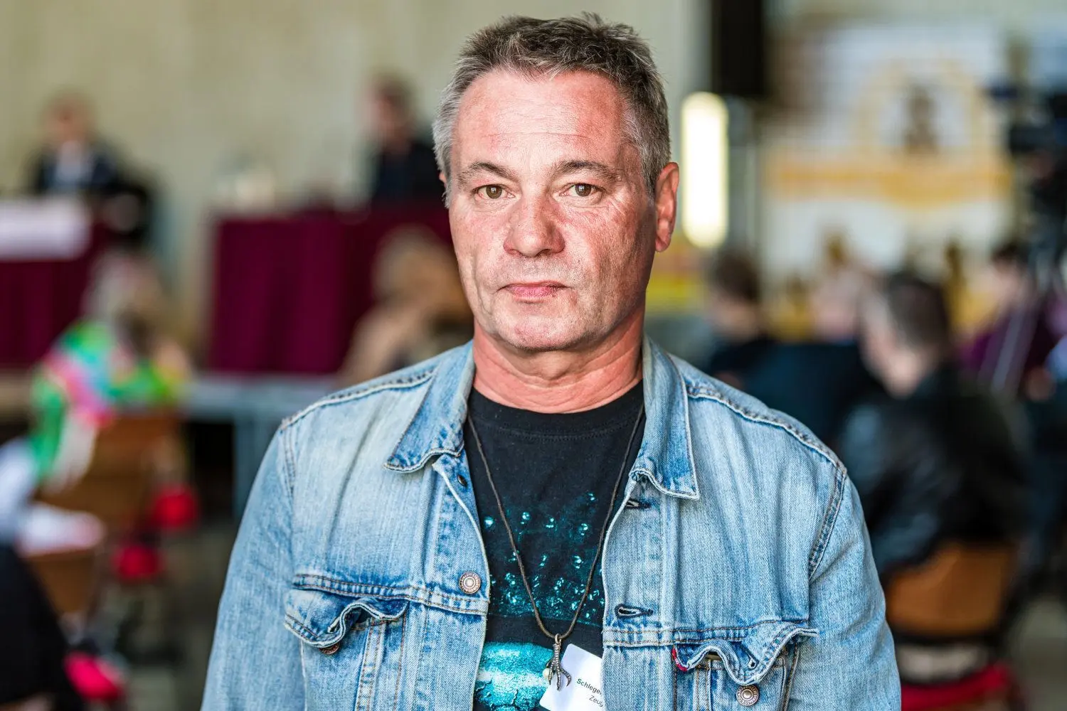 Thomas Schlegel (61) hat in der Pentacon-Halle des Cottbuser Knastes Zwangsarbeit geleistet. Für seine Aussage vor dem Tribunal „Zwangsarbeit in politischer DDR-Haft“ ist er an den Leidensort zurückgekehrt. Als 12-Jähriger hatte er erlebt, wie Onkel und Tante wegen Schleusung von DDR-Bürgern verhaftet wurden. Das hat ihn so geprägt, dass er später einen Ausreiseantrag stellte. Auf gepackten Koffern mit der Ausreisebescheinigung in der Tasche wurde er 1984 verhaftet und wegen ungesetzlicher Nachrichtenübermittlung zum möglichen Schaden der DDR verurteilt. Er landete in Cottbus als einziger politischer Häftling in einer Zelle mit Kriminellen und leidet an den psychischen Folgen bis heute.