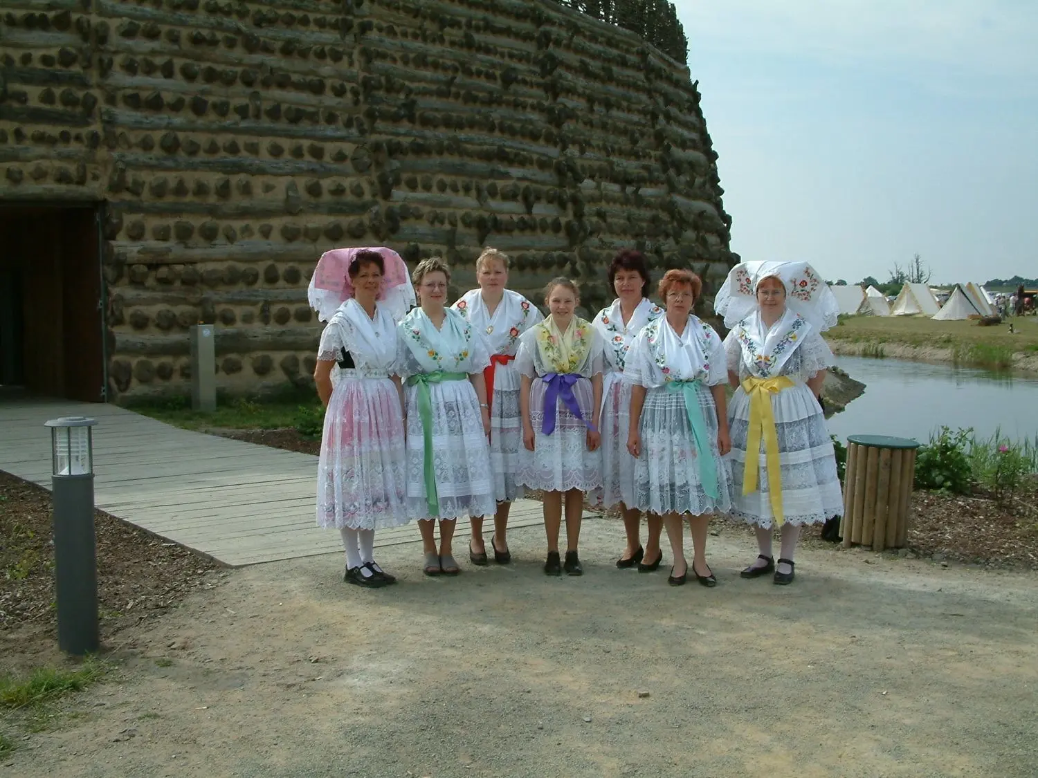 Radduscherinnen bei der Eröffnung der Burg bei Vetschau 2003.
