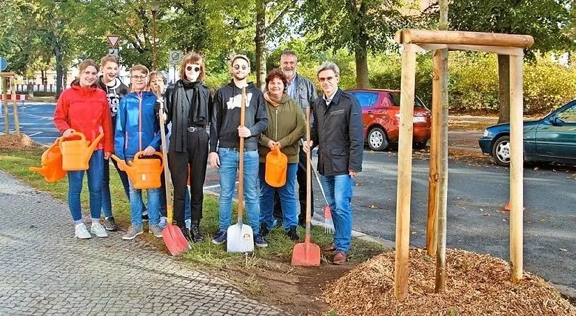 Finsterwalder haben sich am bundesweiten Einheitsbuddeln beteiligt und mit dem Bürgermeister am Wasserturm zwei Linden gepflanzt. ⇥