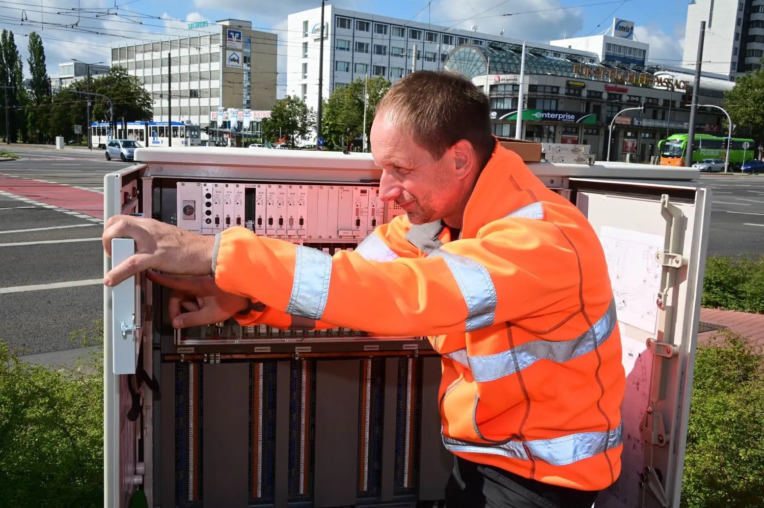 Servicetechniker Stefan Geissler bringt die Bahnhofskreuzung wieder in Takt.