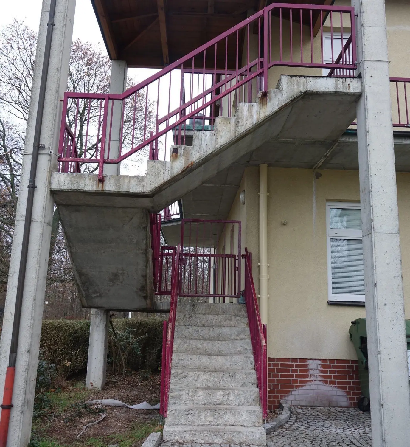 Die Treppe zum Lindenhof in Bad Muskau muss saniert werden. Das kann der Verein nicht alleine stemmen.