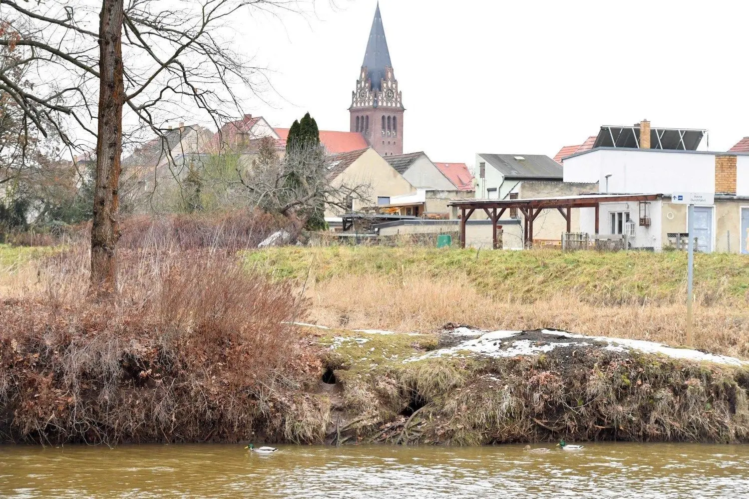 Zwischen den beiden Brücken zwischen Dresdner- und Bahnhofstraße gibt es Loch an Loch im Uferbereich.