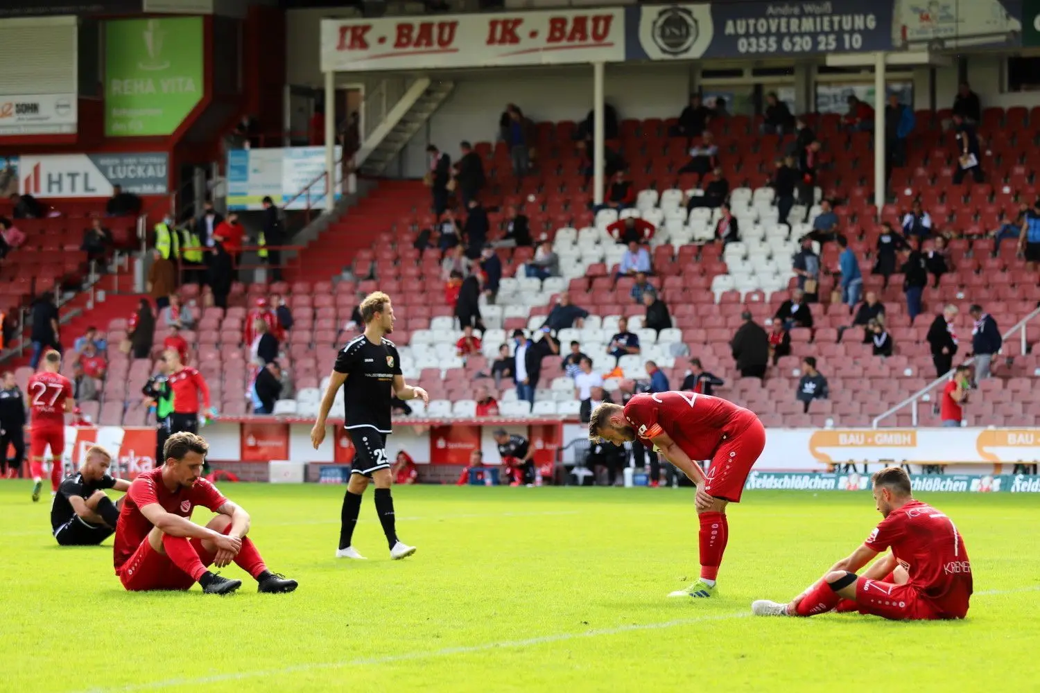 Riesige Enttäuschung für den FC Energie Cottbus: Der ehemalige Erstligist stürzt im September bis auf den vorletzten Rang der Regionalliga Nordost ab. Das ist der sportliche Tiefpunkt in 54 Jahren Vereinsgeschichte.