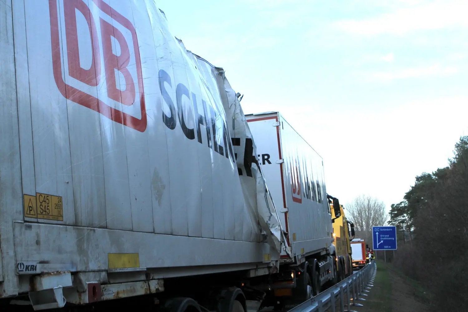 Gegen 1.30 Uhr war  am Samstag ein Lastwagen auf der A 13  kurz vor der Anschlussstelle Ortrand in die Leitplanke gefahren. Dabei kippte der Anhänger um und landete auf dem Dach.