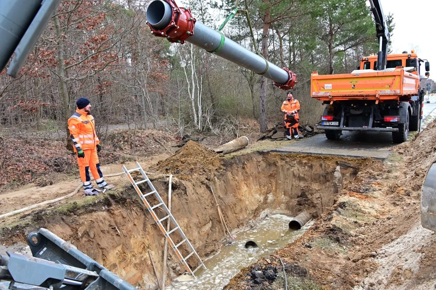LWG-Mitarbeiter reparierten im Januar eine Hauptwasserleitung in Sielow nach einem Rohrbruch.