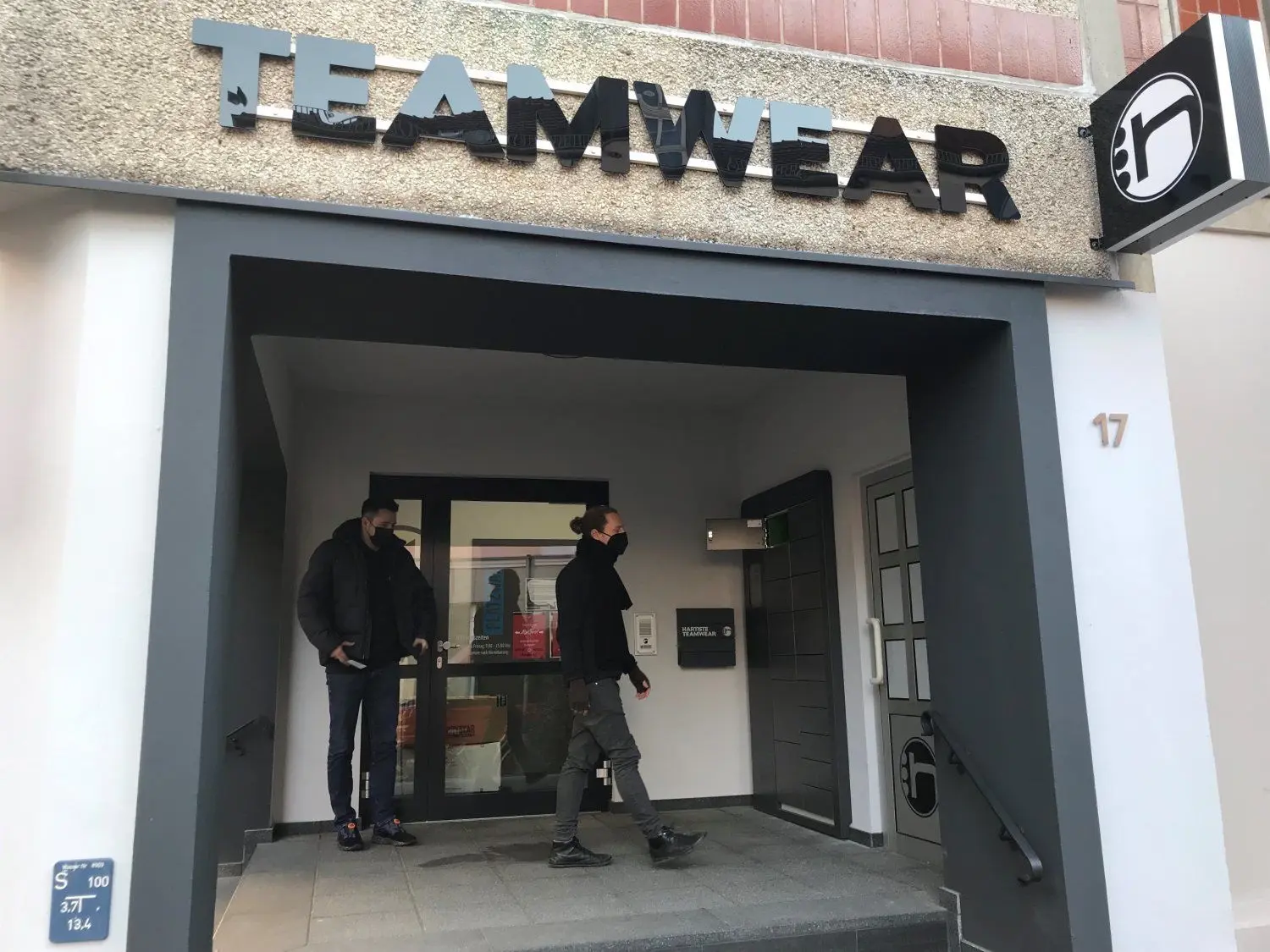 Der von Toolbot entwickelte Abholautomat steht beim Sportausstatter Teamwear in der Neustädter Straße in Cottbus.