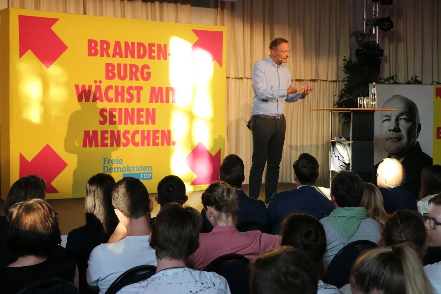 Große Bühne und um die 300 Zuhörer. FDP-Chef Christian Lindner in Cottbus, Wahlkampfauftritt in der Alten Chemiefabrik.