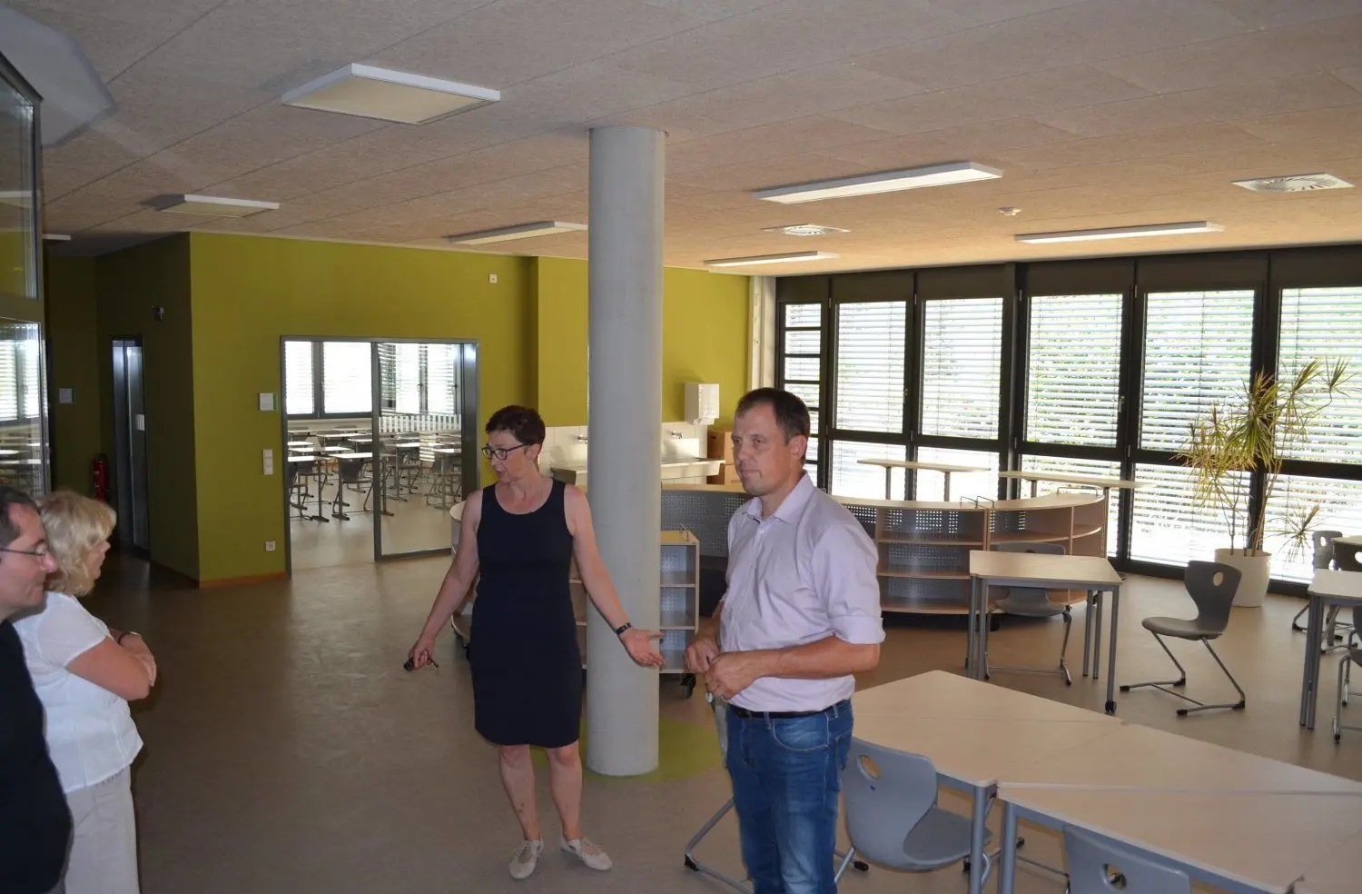 Das ist die Lernlandschaft der fünften Klassen. Es gibt einen gemeinsamen, großen Raum und drei einzelne Klassenräume. Dazu: eine Lernkoje für spezielle Aufgaben.
