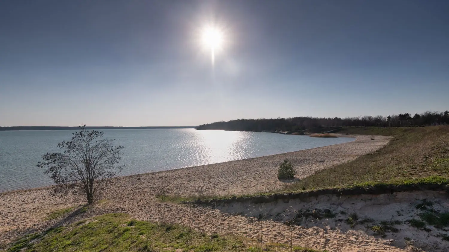 Der Partwitzer See ist auch im Winter ein Ort für einen erholsamen Spaziergang.