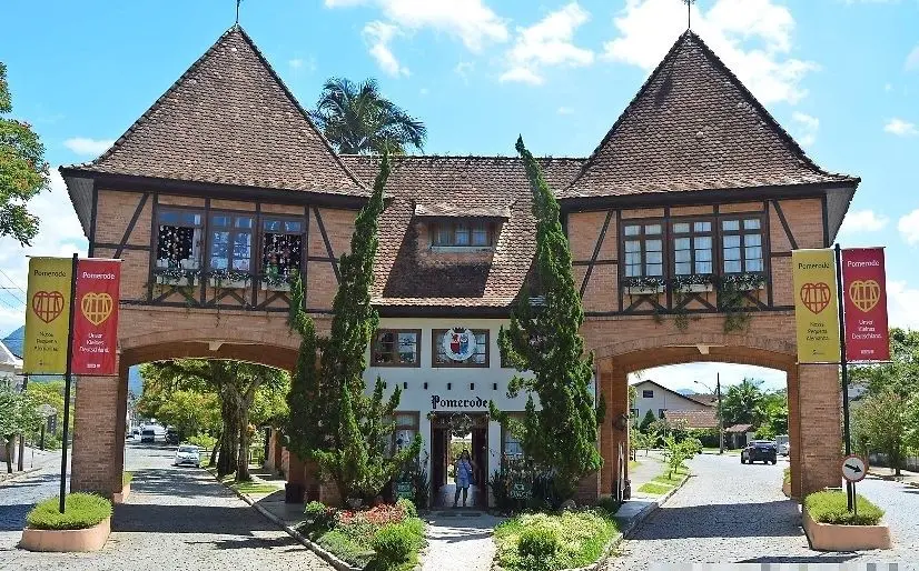 Die Nachkommen der deutschen Siedler pflegen ihre Traditionen. Am Stadttor von Pomerode in Richtung Blumenau heißt es auf den Fahnen in Portugiesisch und Deutsch „Unser kleines Deutschland“.