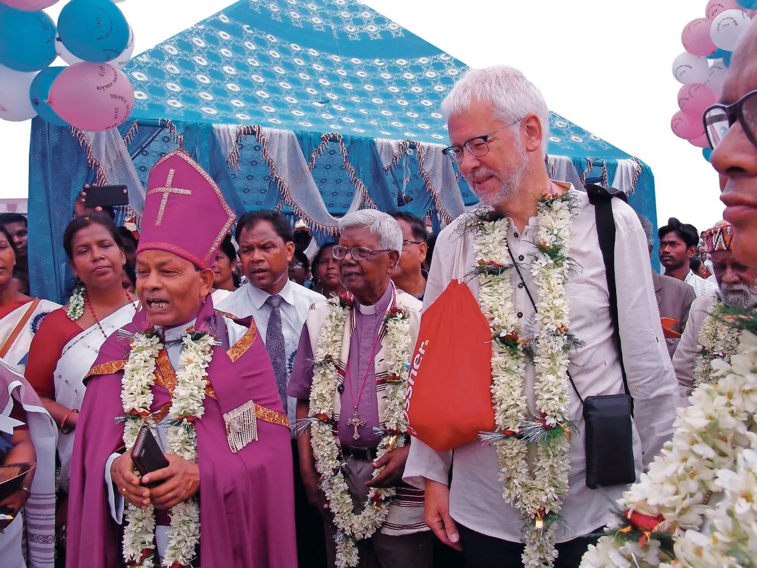 Superintendent Helmut Kirschstein (r.), stellvertretender Vorsitzender der Gossner Mission, und der Bischof der North-Western Gossner Evangelical Lutheran Church (NW-GELC), Dular Lakra (l.), beim Jubiläum.⇥