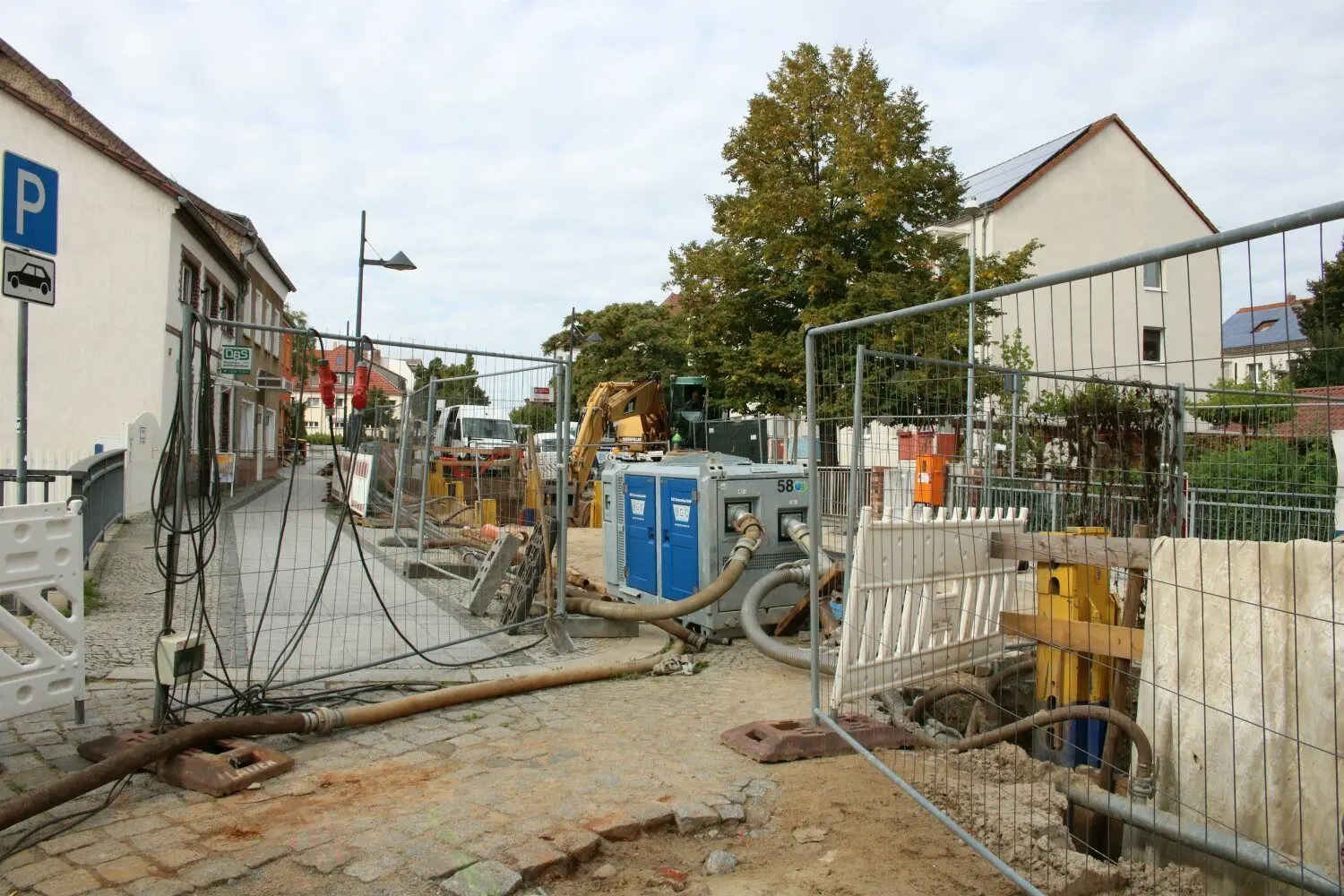 Die Baustelle bringt nicht nur Verkehrseinschränkungen mit sich. Im Biergarten des Restaurants „Spreeblick“ sind die Geräusche der Aggregate und Pumpen zu hören.