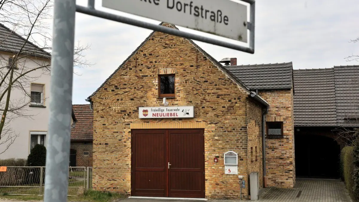 Die Feuerwehr im rietschener Ortsteil Neuliebel soll ortsfeste Landfunkstelle für Rietschen und Kreba-Neudorf werden.
Die Feuerwehr im rietschener Ortsteil Neuliebel soll ortsfeste Landfunkstelle für Rietschen und Kreba-Neudorf werden.