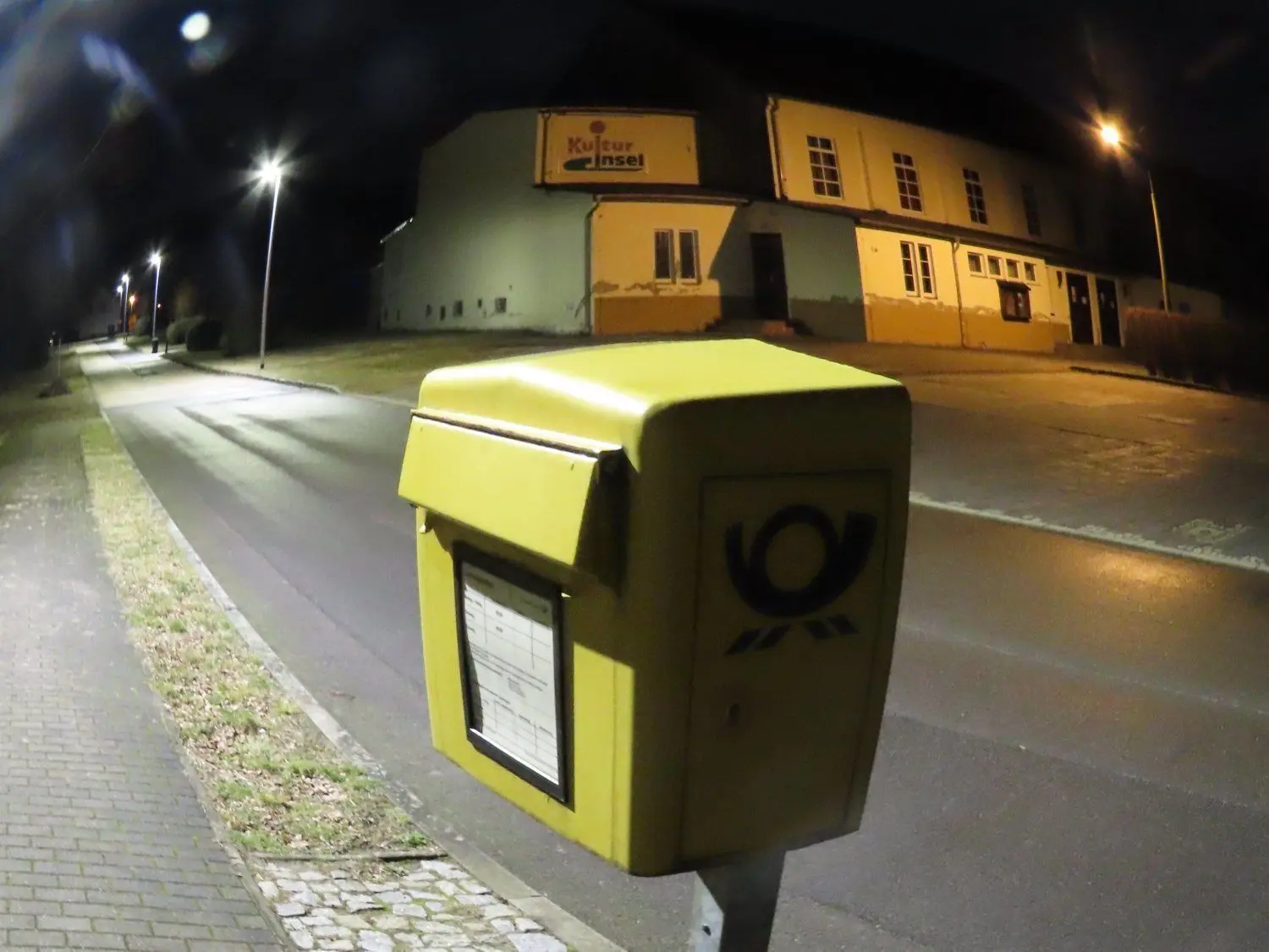 Seit Wochen der einzige Briefkasten in Friedrichshain (Felixsee). Er wird morgens gegen 9 Uhr geleert.