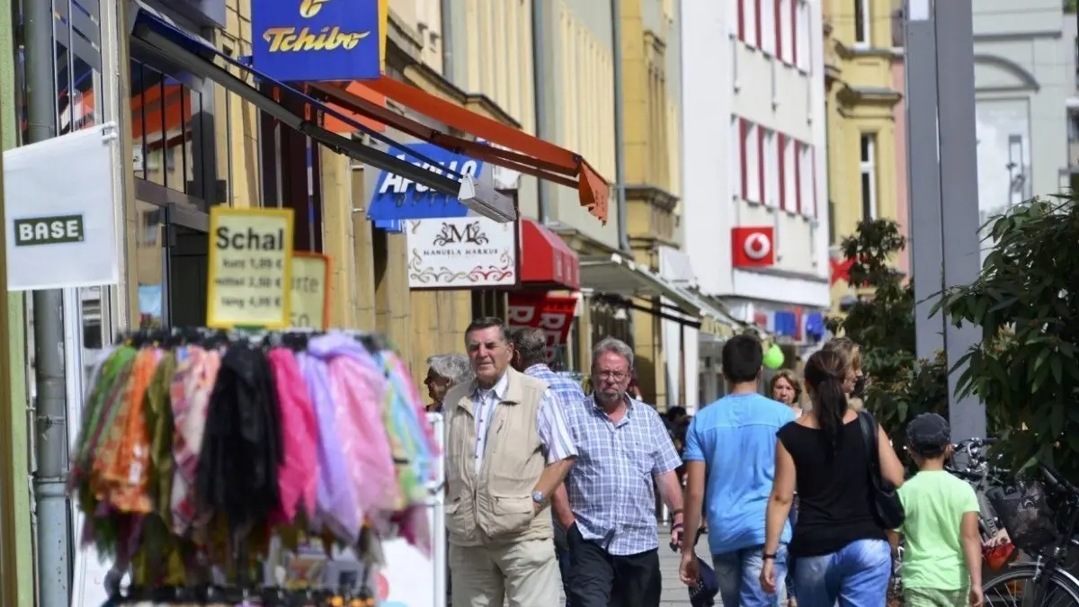 Regional zu shoppen ist ein Beitrag, die Innenstädte vital zu erhalten. Neue Ideen zur Belebung sucht derzeit die IHK Cottbus. g
Mit dem beabsichtigten Verkauf des 1. und 2. Bauabschnitts des Cottbuser Einkauf-Centers Carl-Blechen-Carré an einen französischen Investor bangen die Einzelhändler in der Spremberger Straße erneut um ihre Existenz.