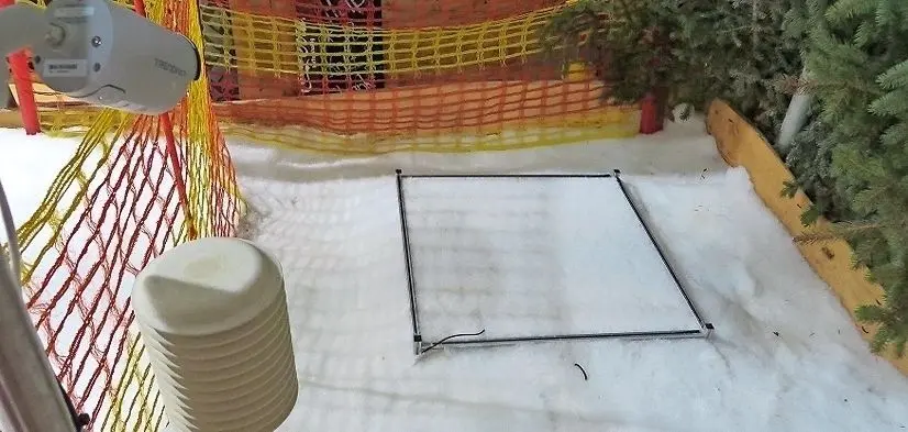 Unscheinbar versteckt unter Schnee und Eis: die Lysimeterstation in der Senftenberger Skihalle. Dass eine verharschte Schneedecke zu falschen Wäge-Ergebnissen führt, konnte wissenschaftlich belegt werden.