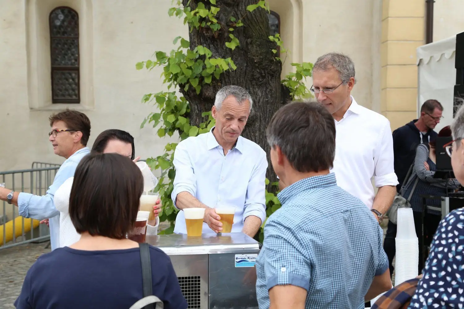 Mit einem Ehrenamtsfrühschoppen bedankten sich Bürgermeister Gerald Lehmann und Pfarrer Martin Meyer (r.) für den Einsatz der vielen Ehrenamtlichen in der Stadt.
