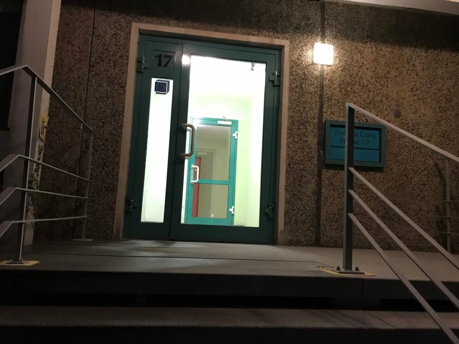 In diesen Hauseingang in Cottbus-Sachsendorf haben sich in der Silvesternacht 2017/18 zwei Flüchtlinge gerettet, die von einer Gruppe Cottbuser Jugendlicher verfolgt wurden. Doch im Haus ging die Gewalt weiter.