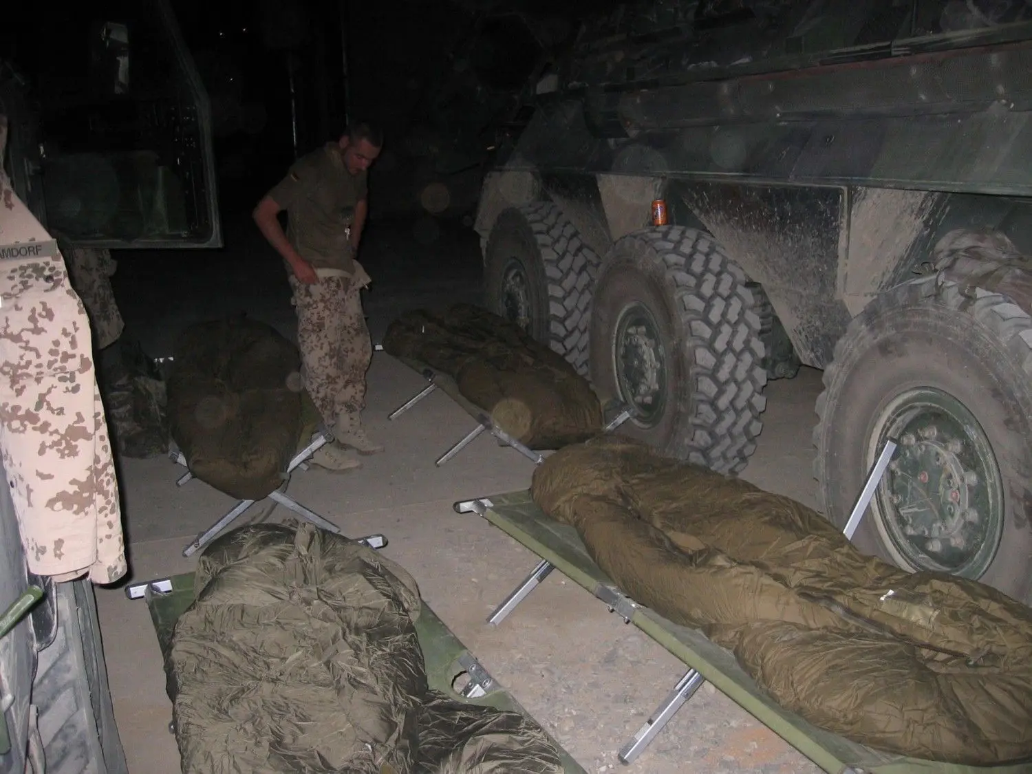 Während der Parlamentswahlen am 18. September 2005. Das Nachtlager wurde vor einem Wahllokal zwischen den Panzerfahrzeugen eingerichtet.
