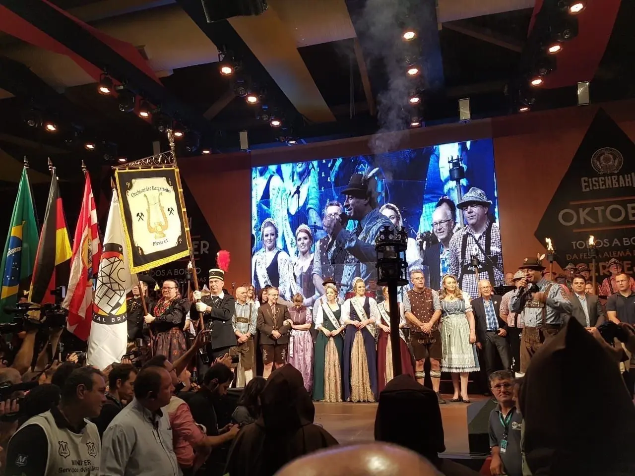 Die Eröffnung des Oktoberfestes in der Eisenbahnhalle der Stadt Blumenau. Die Vereinsfahne des Plessaer Orchesters darf auf der Bühne nicht fehlen.