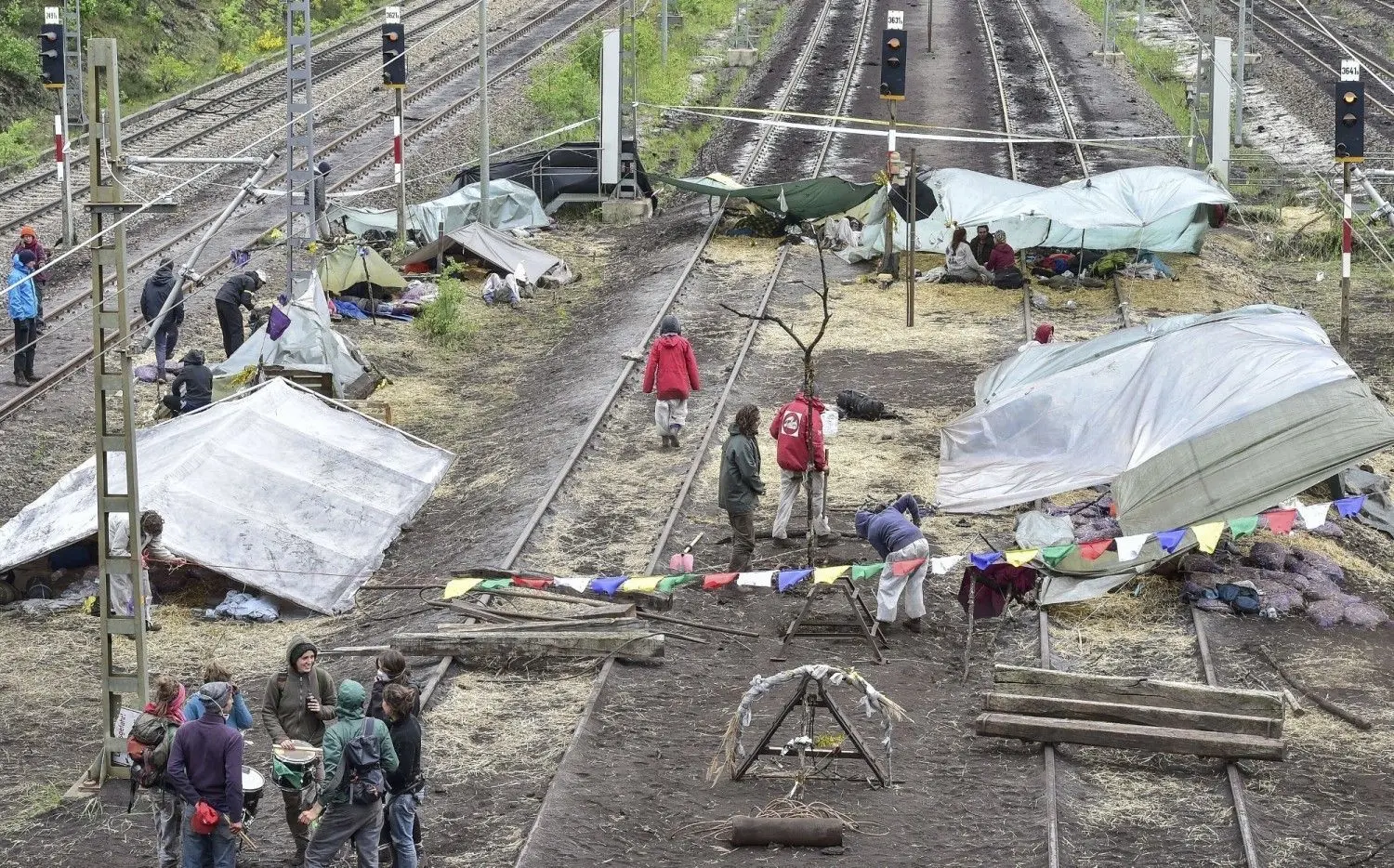 Umwelt-Aktivisten blockieren am 15.05.2016 die Bahngleise am Verladebahnhof für Braunkohle nahe dem Tagebau Welzow Süd der Vattenfall AG in Welzow (Brandenburg). Hier wird die Braunkohle vom Förderband auf Züge verladen. Die Proteste des Protestbündnisses „Ende Gelände“ sind Teil einer weltweiten Aktionsreihe, die sich gegen die Nutzung fossiler Rohstoffe wie Kohle und Öl richtet.