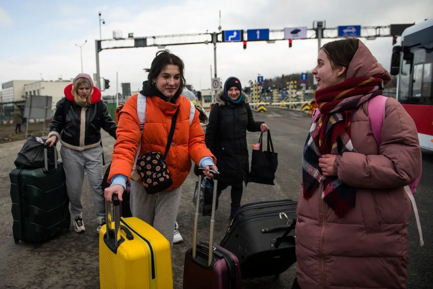 Solche und ähnliche Bilder von flüchtenden Ukrainern wie hier an der Grenze zu Polen erhält Natalya Janeck täglich. Foto: Attila Husejnow/dpa