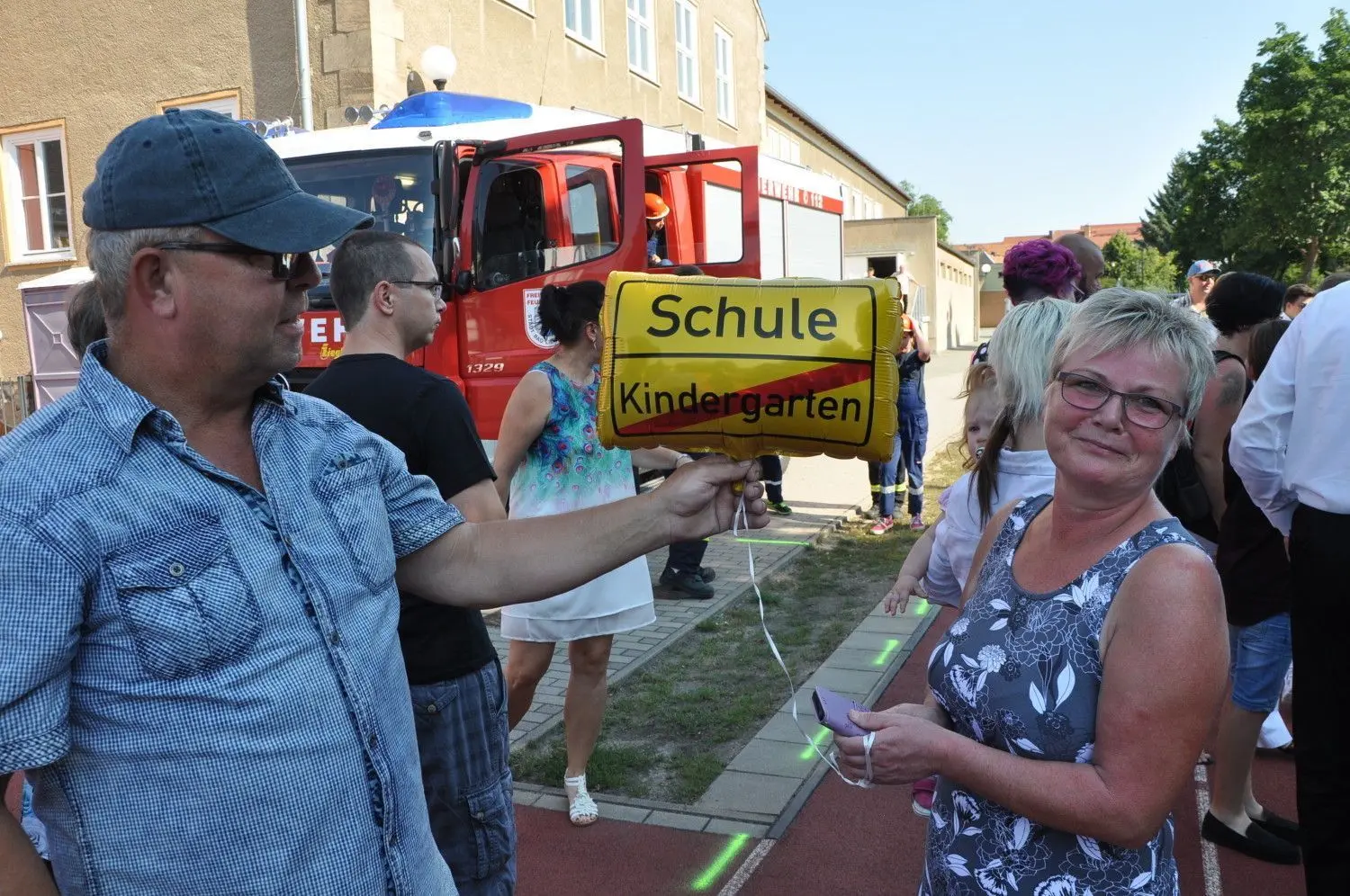 Schuleinführung im Grundschulzentrum Robert-reiss in Bad Liebenwerda. Die Feuerwehr bringt die Zuckertüten und oma und Opa von Abc-Schütze Julien zeigen, wo es jetzt lang geht.
