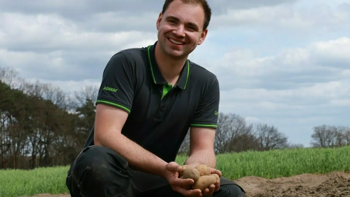 Michael Kunschke hält Kartoffeln in der Hand. Er baut auf einer Fläche von 0,7 Hektarn drei verschiedene Sorten an. Zu kaufen gibt es die Knollen unter anderem im Rewe-Markt in Guben.
Michael Kunschke hält Kartoffeln in der Hand. Er baut auf einer Fläche von 0,7 Hektarn drei verschiedene Sorten an. Zu kaufen gibt es die Knollen unter anderem im Rewe-Markt in Guben.