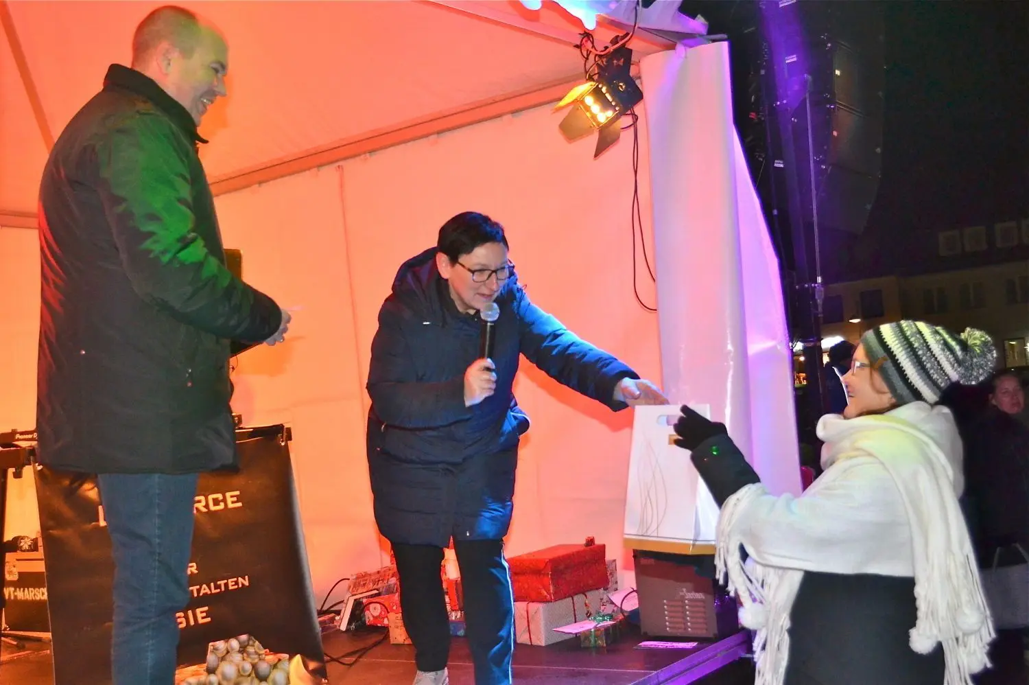 Ricarda Herold (Mitte) überreicht ein Geschenk der Adventskalendertürchen-Aktion. Sie ist die Vorsitzende des Gewerbeverein „Wir für Lübben“, der neue Mitstreiter sucht. Die Vorsitzende selbst würde ihr Ehrenamt an der Spitze gern zur Verfügung stellen.