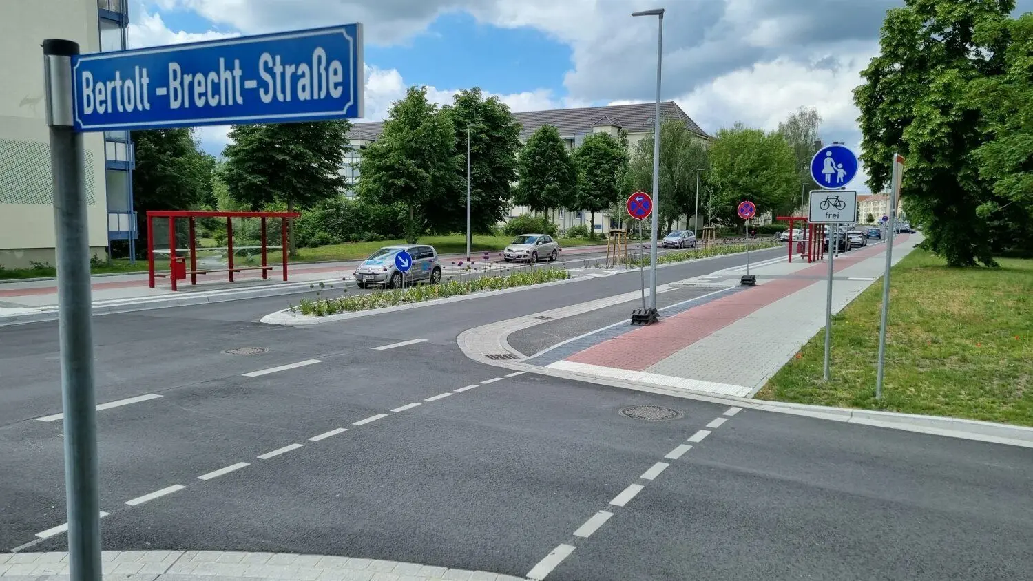 Im Visier von Mario Barth – die Kreuzung Kochstraße/Brechtstraße in der Lübbenauer Neustadt. Zu erkennen sind drei gesperrte Parkplätze. Den Platz benötigt der Bus, um abbiegen zu können.