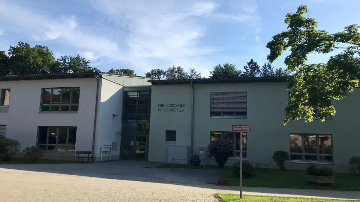 Blick auf den Eingang der Grundschule in Bad Muskau. Ab 21. August herrscht dort wieder viel Betrieb, wenn die Sommerferien vorbei sind.
Blick auf den Eingang der Grundschule in Bad Muskau. Ab 21. August herrscht dort wieder viel Betrieb, wenn die Sommerferien vorbei sind.
