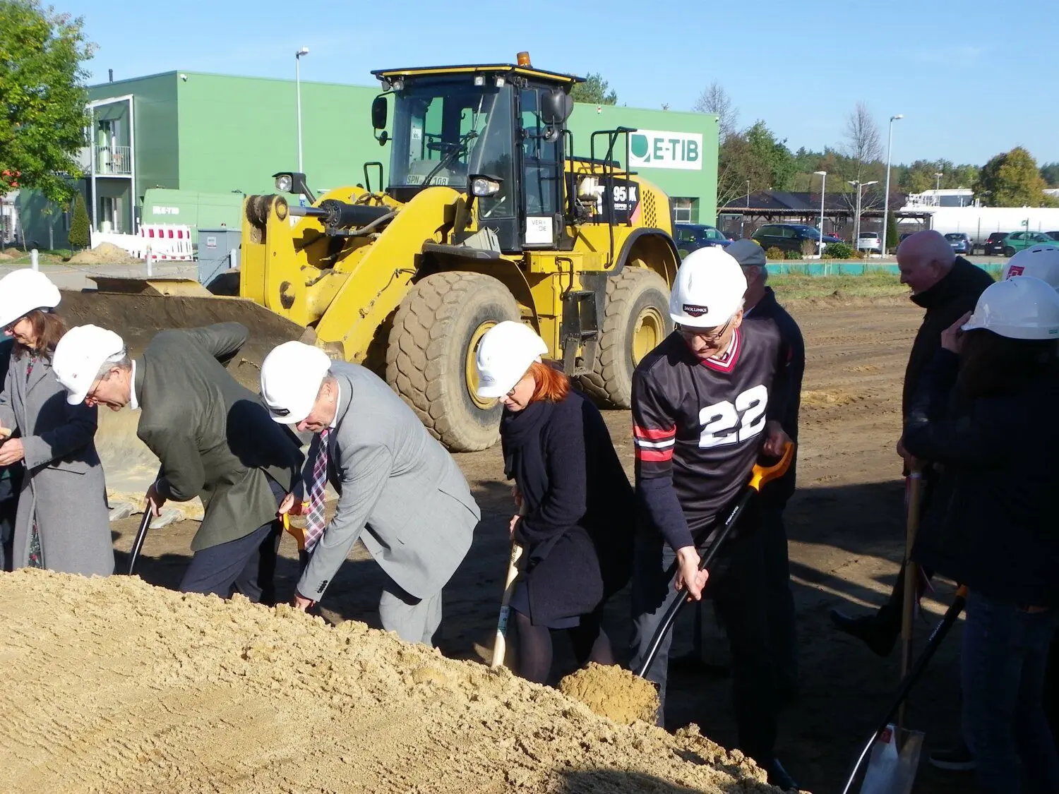 Beim ersten Spatenstich packten unter anderem Alfred Gehr, Chef des Werkes in Ansbach, die Vorsitzende der Stadtverordnetenversammlung Berit Kreisig (WGB), Bürgermeister Fred Mahro (CDU), Jan Pieter Schretlen, der Europa-Chef von Jack Link‘s und Sabine-Elvira Karge, Geschäftsführerin der Städtischen Werke Guben (v.r.), mit an.
