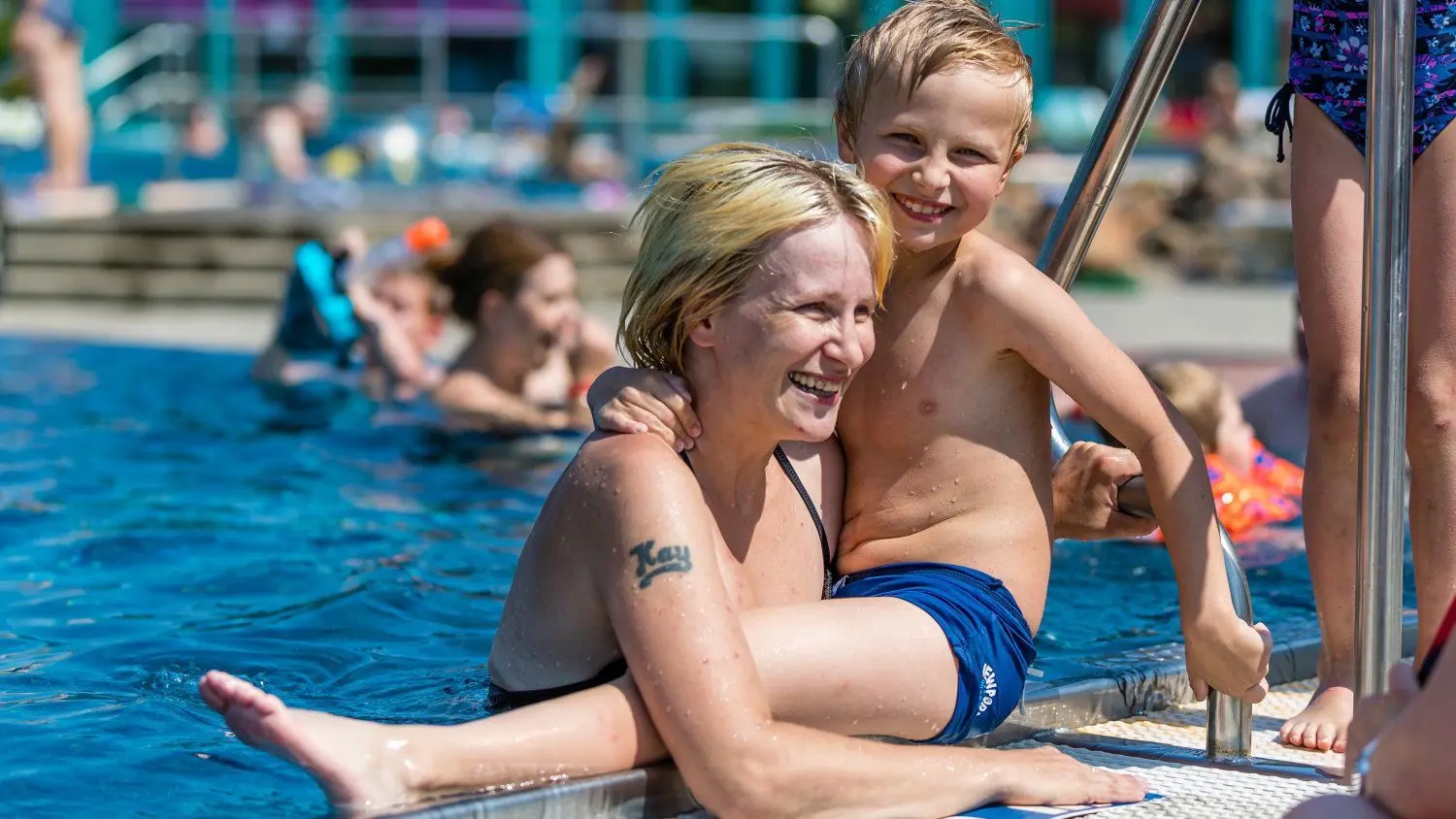 Auch Annett Moritz (31) und Sohn Tim (7), der gerade schwimmen lernt, waren bei der Aktion dabei.