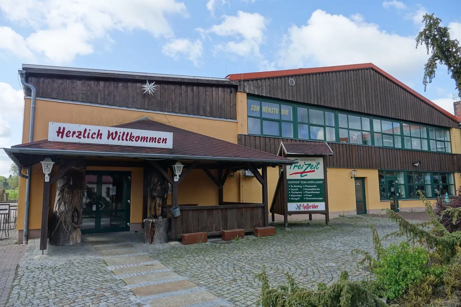 Herzlich willkommen würde das Team der Gablenzer „FreiZeit“ recht bald wieder sagen. Doch noch hängt ein Zettel an der Tür. „Aufgrund behördlicher Anordnung haben wir geschlossen.... Bleiben Sie gesund. Bis bald.“
