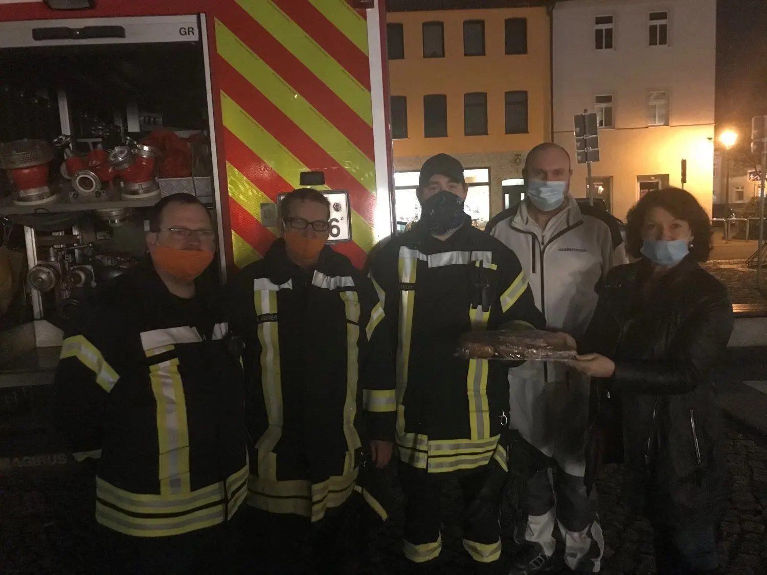 Elsterwerdas Bürgermeisterin Anja Heinrich hat den Kameraden, die Trink- und Brauchwasser-Notstationen aufgebaut hatten, am Freitagabend belegte Brötchen gebracht.